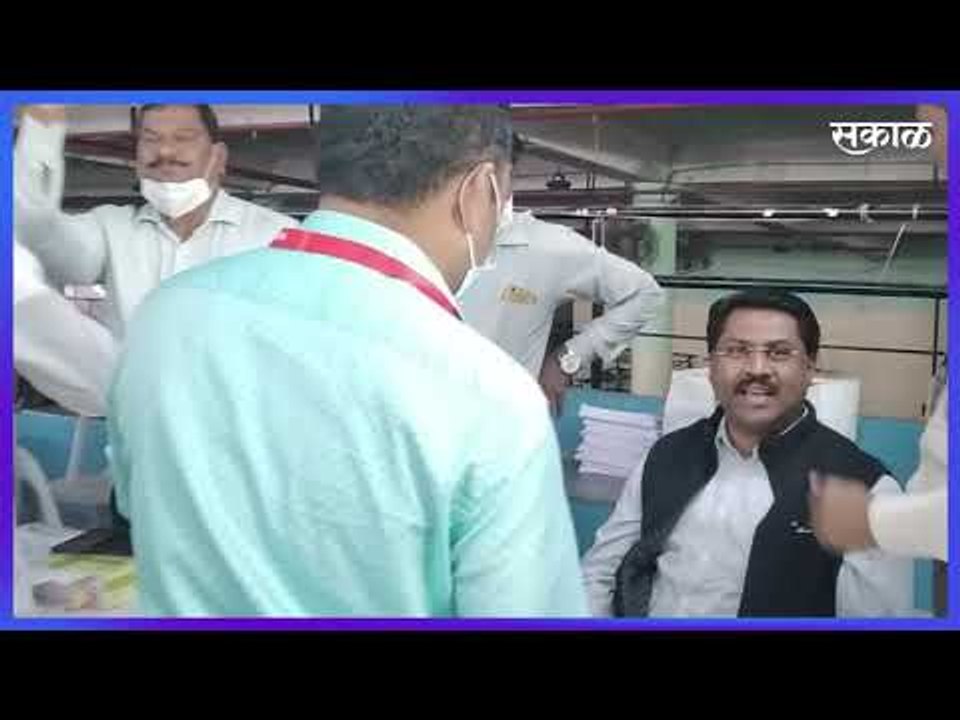 ग्रामपंचायतीसाठी निवडणूकिदरम्यान पुण्यात  सोशल डिस्टंसिंगचा फज्जा  | Pune | Maharashtra | Sakal |