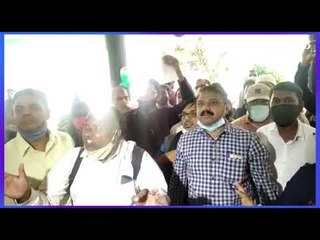 पालकांनी दिल्या "वर्षा गायकवाड हाय हाय" च्या घोषणा | Pune | Maharashtra | Sakal Media |