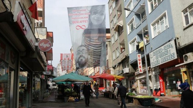 Eşiyle tartışan esnaftan pankartlı özür