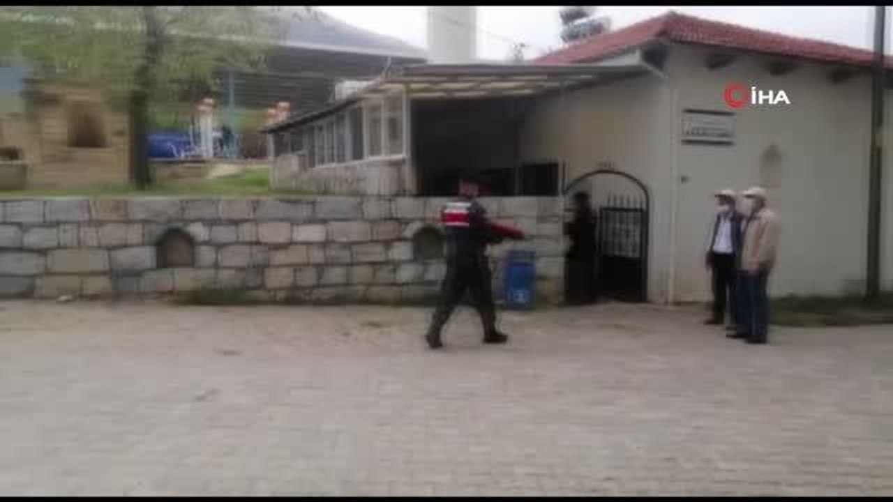 Caminin sabah çalınan kilimleri yatsı namazında geri geldi