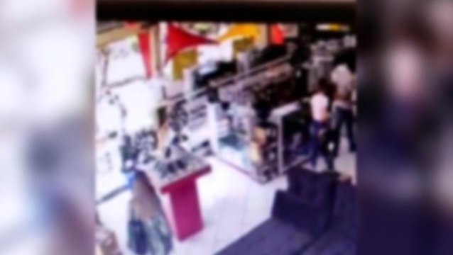 Vídeo: mulheres entram em lojas no Centro de Cascavel e furtam notebook e celular