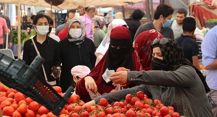 Kısıtlamaya saatler kala vatandaşlar pazara akın etti