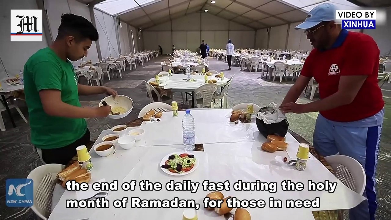 Algerian young volunteers preparing iftar for people in need