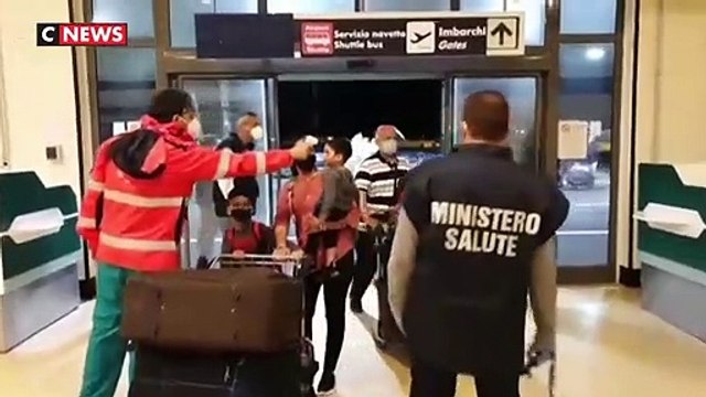 Environ 10% des passagers et membres d'équipage d'un avion arrivé hier soir à Rome en provenance d'Inde ont été testés positifs au Covid-19