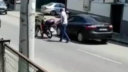 Araçtaki şahsa küfürler ve yumruklar savuran motosikletli, sürücü otomobilden çıkınca arkasına bile bakmadan kaçtı