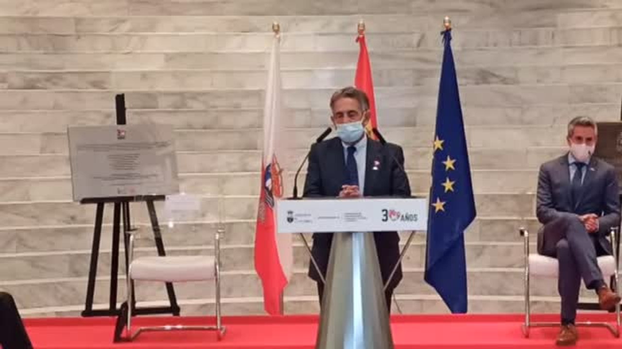 Un grupo de hosteleros vuelve a increpar a Revilla durante un acto público