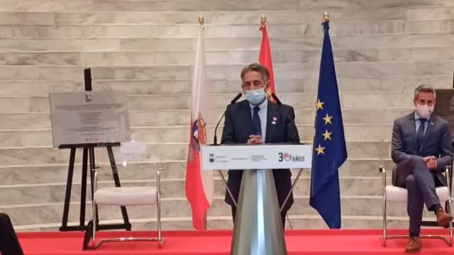 Un grupo de hosteleros vuelve a increpar a Revilla durante un acto público