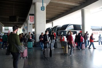 İzmir Otogarı'nda tam kapanma hareketliliği