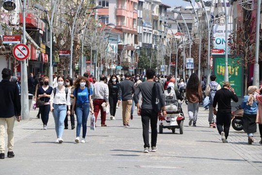 SAKARYA'DA TAM KAPANMA ÖNCESİ SOKAKLARDA YOĞUNLUK