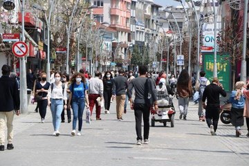 SAKARYA'DA TAM KAPANMA ÖNCESİ SOKAKLARDA YOĞUNLUK