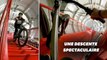 Il dévale les marches de l'Atomium de Bruxelles à vélo pour la bonne cause