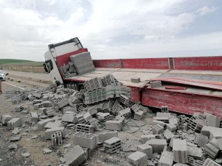 - Tır refüje düştü yüklü bimsler yola saçıldı
