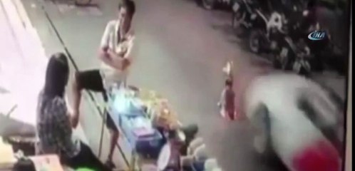 Vicdansız sürücü göz göre göre yolda duran köpeği ezdi