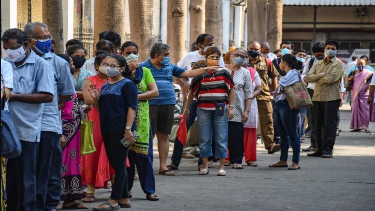 Vaccination centres run out of vaccine, People create ruckus