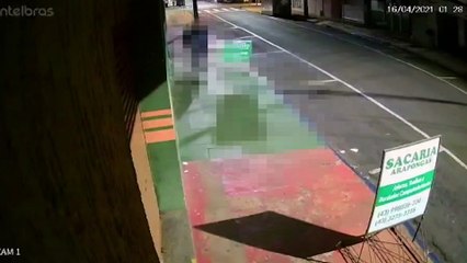 PC divulga imagens de furto em edifício comercial