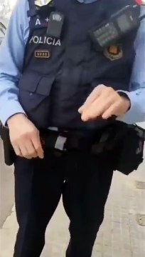 Indecente comportamiento de dos agentes de los Mozos que detienen a una mujer por ir sin mascarilla a la puerta de su casa, ¿¿¿DÓNDE ESTÁN LOS JUECES???