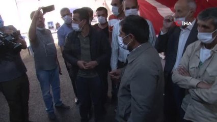 Son dakika haberi | Terör pençesinden kurtulan evladına kavuştu, mutluluğunu evlat nöbeti tuttuğu ailelerle paylaştı