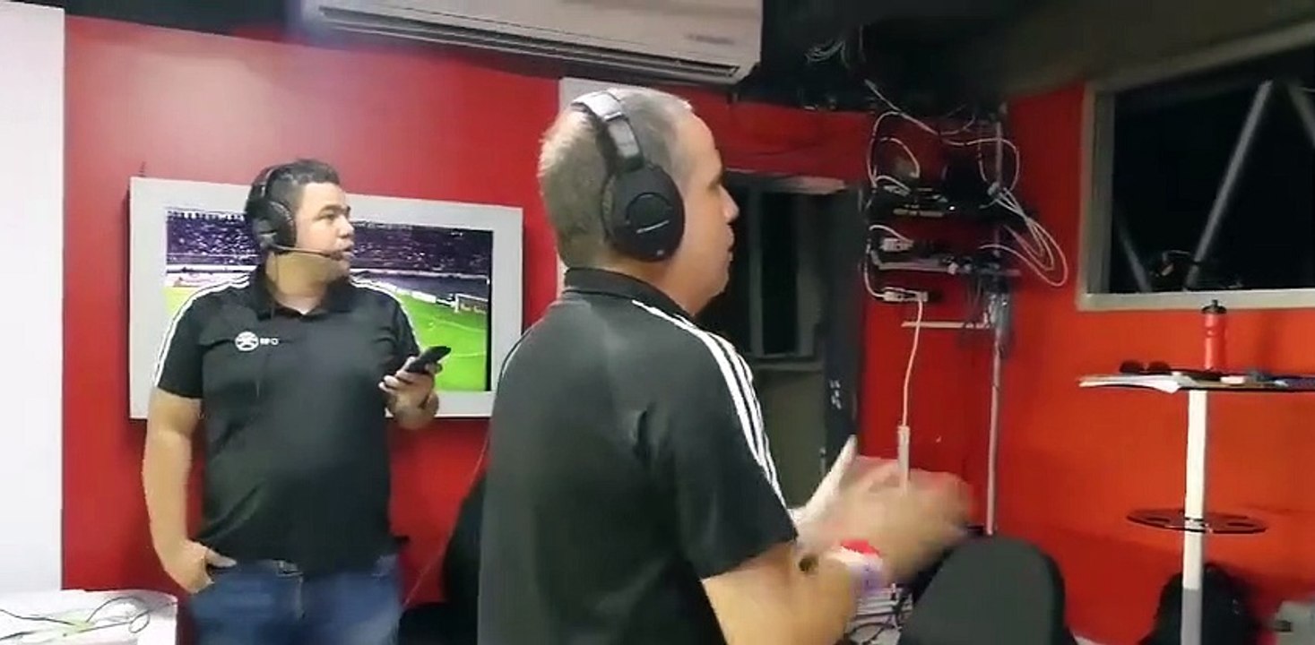 Tarihinde bir ilk yaşayan Panamalı spiker kendinden geçti