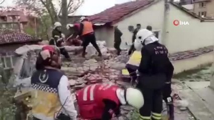 Yıkmak istediği duvarın altında kalan işçi yaralandı