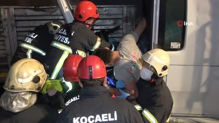 Tırın dorsesi ile kamyonun kasası arasında sıkışan sürücü yarım saatte kurtarılabildi
