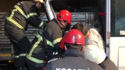 KOCAELİ TIR'A ÇARPAN KAMYONETİN SÜRÜCÜSÜ YARALANDI