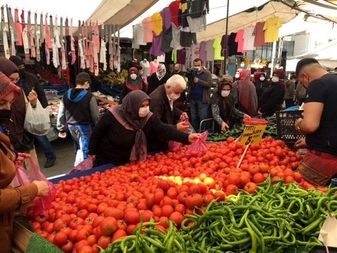 Tam kapanma öncesi semt pazarlarında sosyal mesafe unutuldu