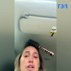 Incapable d'enlever la brosse emmêlée dans sa mèche de cheveux