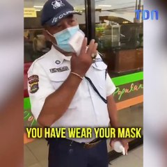 Une touriste se peint un masque sur le visage pour se moquer des règles sanitaires