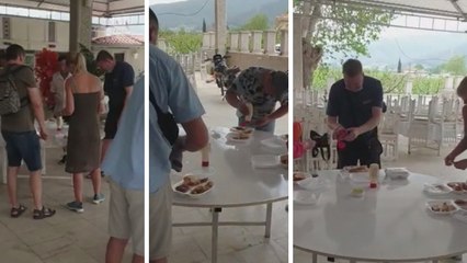 Turiste gezmek, denize girmek serbest oturarak yemek yasak