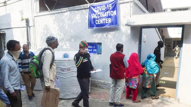 Delhi: Amidst vaccine shortage 3rd phase vaccination begins
