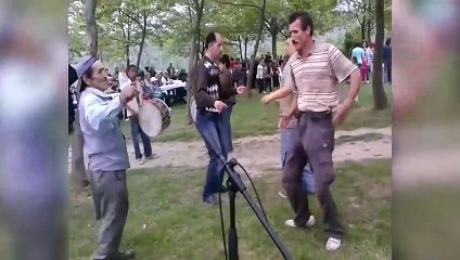 Düğünde akrabaların aşırı ciddi dansı sosyal medyayı salladı