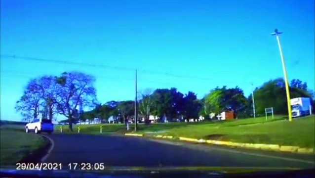 Após fuga e perseguição, contrabandista capota veículo Santa Fé roubado e acaba preso pela PRF com carga de cigarros