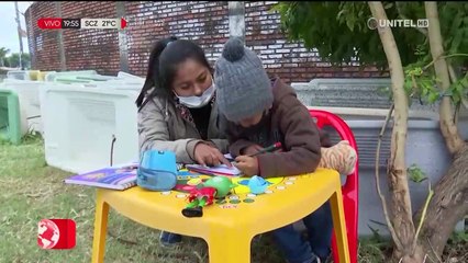 Madre ayuda a su hijo a estudiar vendiendo en la calle