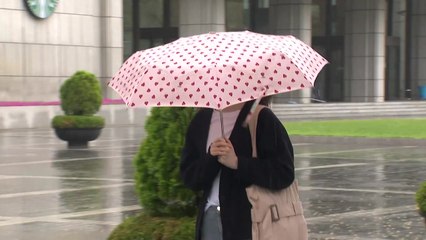 [날씨] 낮 동안 흐리고 서늘, 강원도 비...주말 또 비 / YTN
