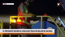 El Presidente recibió en Ezeiza al vuelo que trajo un millón de vacunas desde China