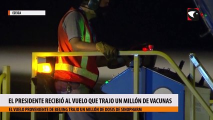El Presidente recibió en Ezeiza al vuelo que trajo un millón de vacunas desde China