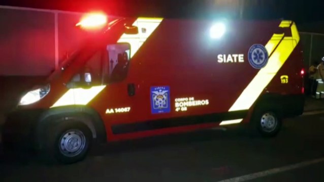 Homem é socorrido pelo Siate após bater veículo contra mureta, no Bairro Cataratas