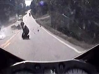 Regis fait de la moto et un wheeling