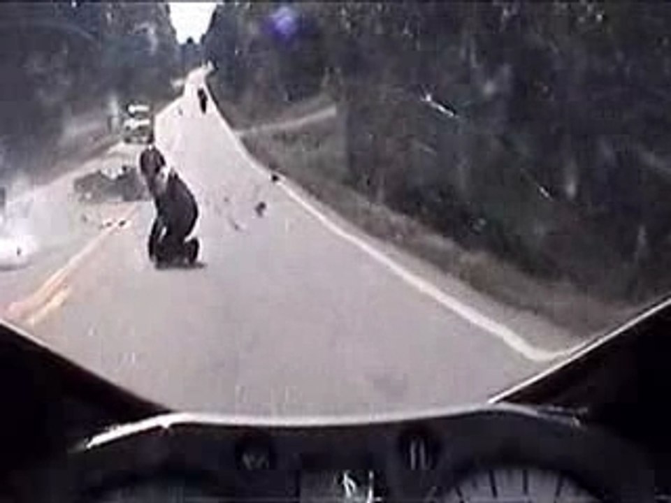 Regis fait de la moto et un wheeling