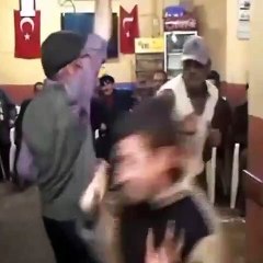 Yaptıkları dansla sosyal medyayı sallayan amcalar