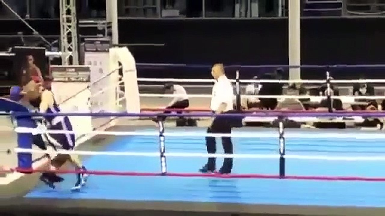 La simulation ridicule de ce boxeur pendant un combat