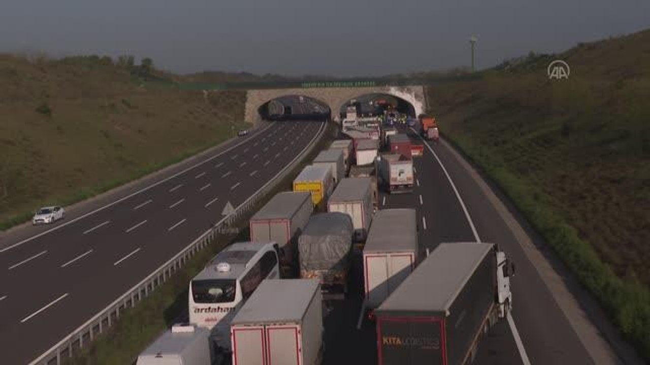 Kuzey Marmara Otoyolu'nda devrilen tırın sürücüsü yaralandı