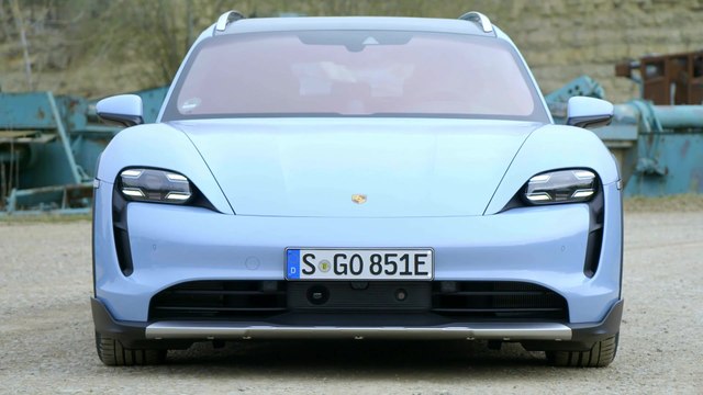 The new Porsche Taycan 4S Cross Turismo Design in Frozen Blue