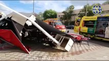 Cuatro heridos al empotrarse un coche contra la terraza de un bar en Sevilla