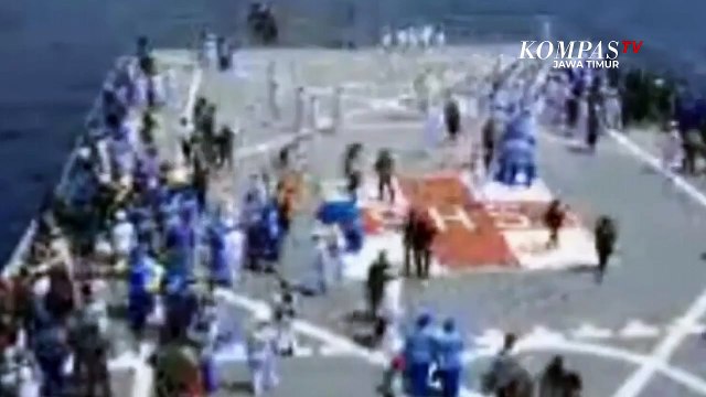 Keluarga Awak KRI Nanggala 402 Tabur Bunga di Laut Bali