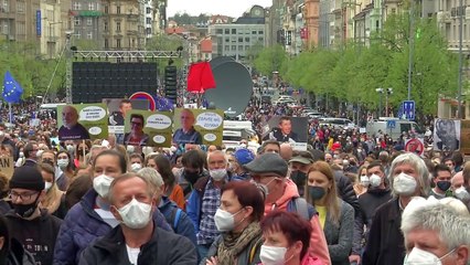 Miles de checos protestan contra el presidente Milos Zeman