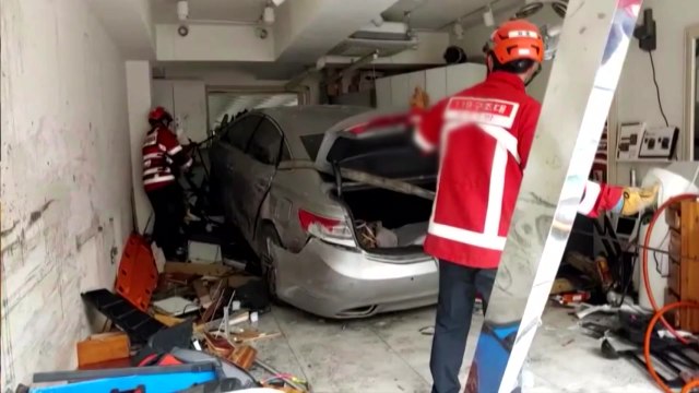 대낮 미용실 덮친 승용차...1명 숨지고 2명 부상 / YTN