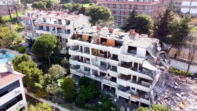 Hasarlı site kentsel dönüşümle yıkıldı, vatandaş Tabutun içinde yaşıyorduk dedi