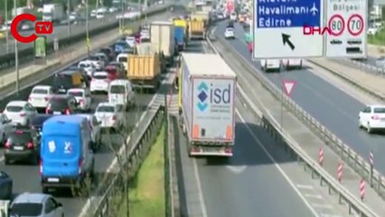 Geri geri gidip, trafiği tehlikeye attılar