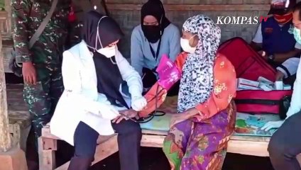 Jauh dari Faskes, Dokter Kampung Di Pelosok Untuk Beri Pengobatan